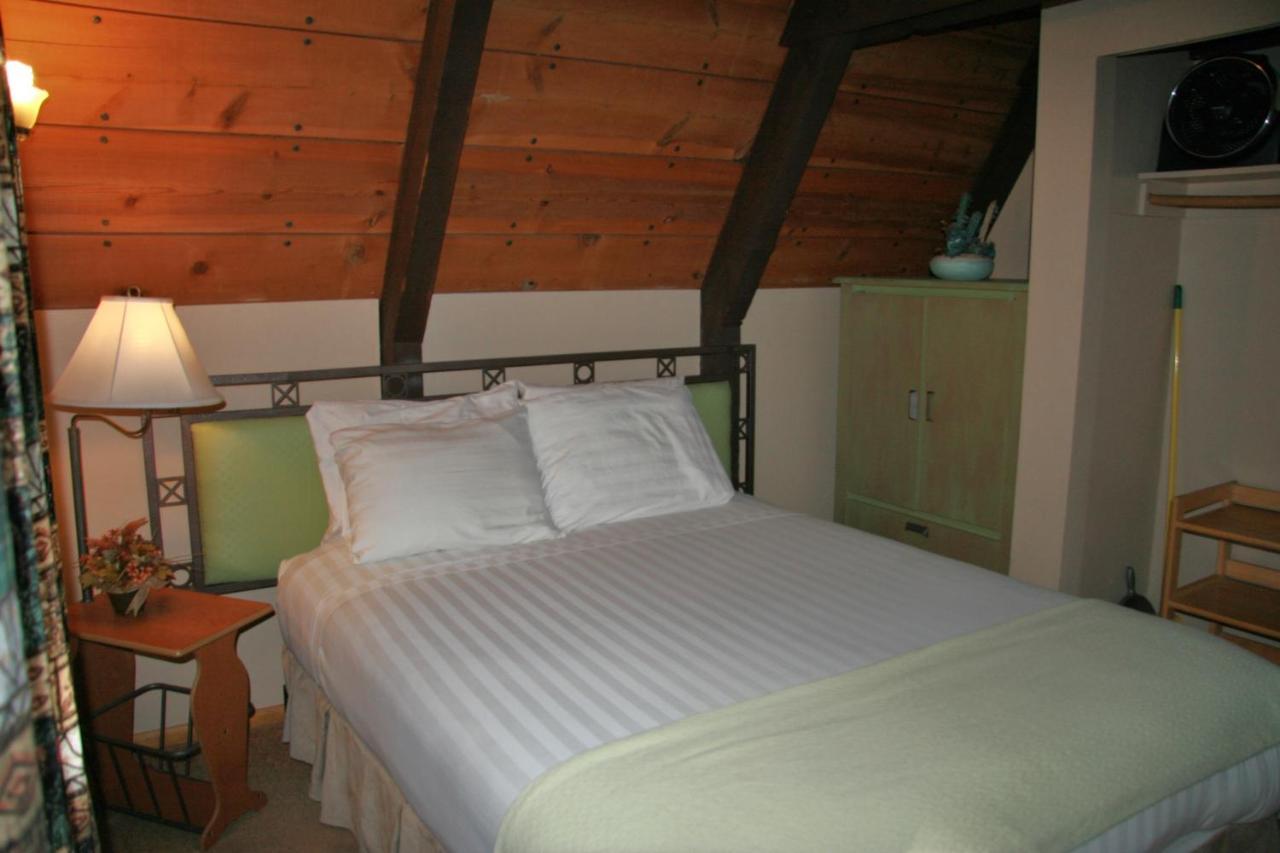 Готель Cabins On Strawberry Hill Pine Екстер'єр фото