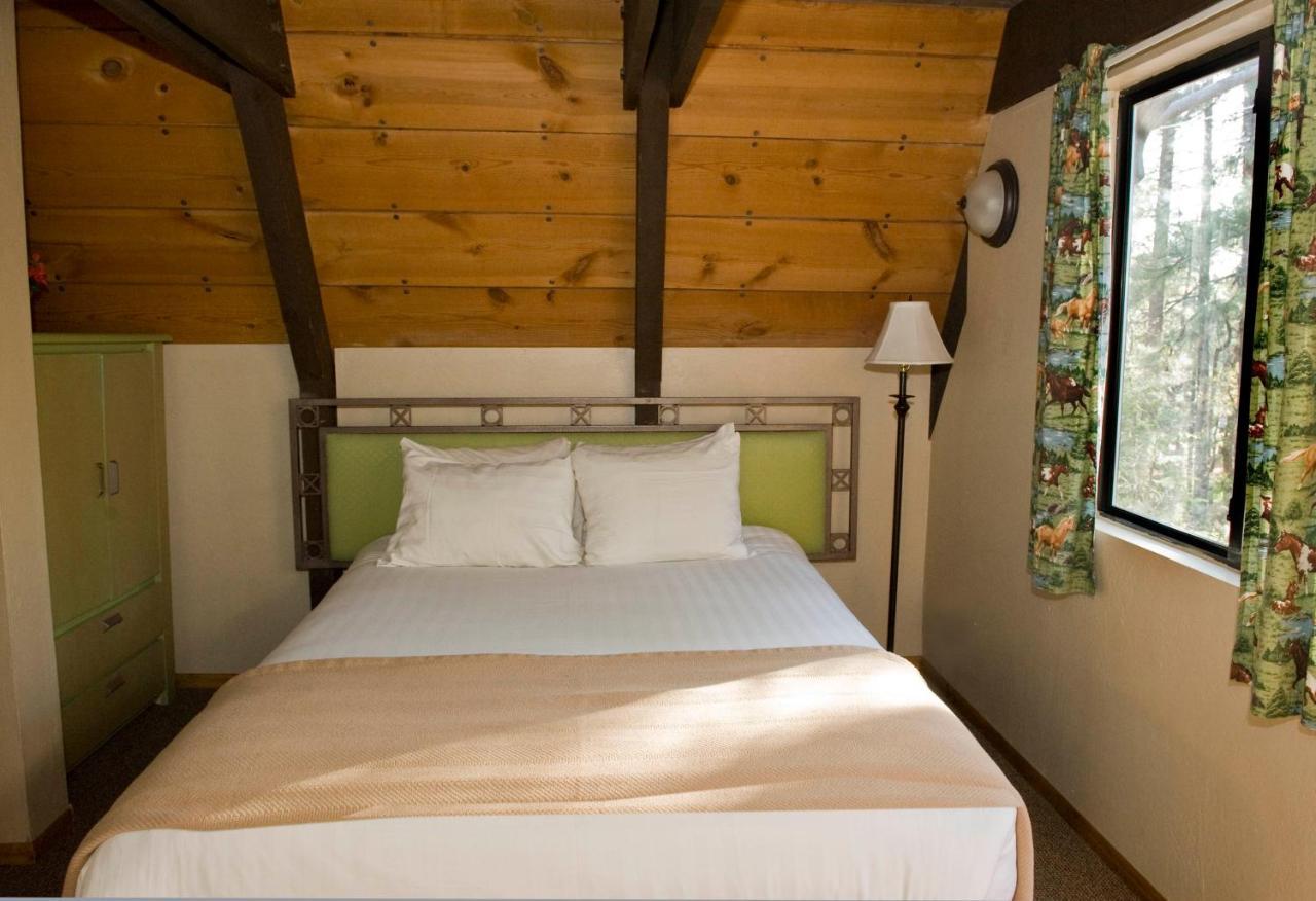 Готель Cabins On Strawberry Hill Pine Екстер'єр фото